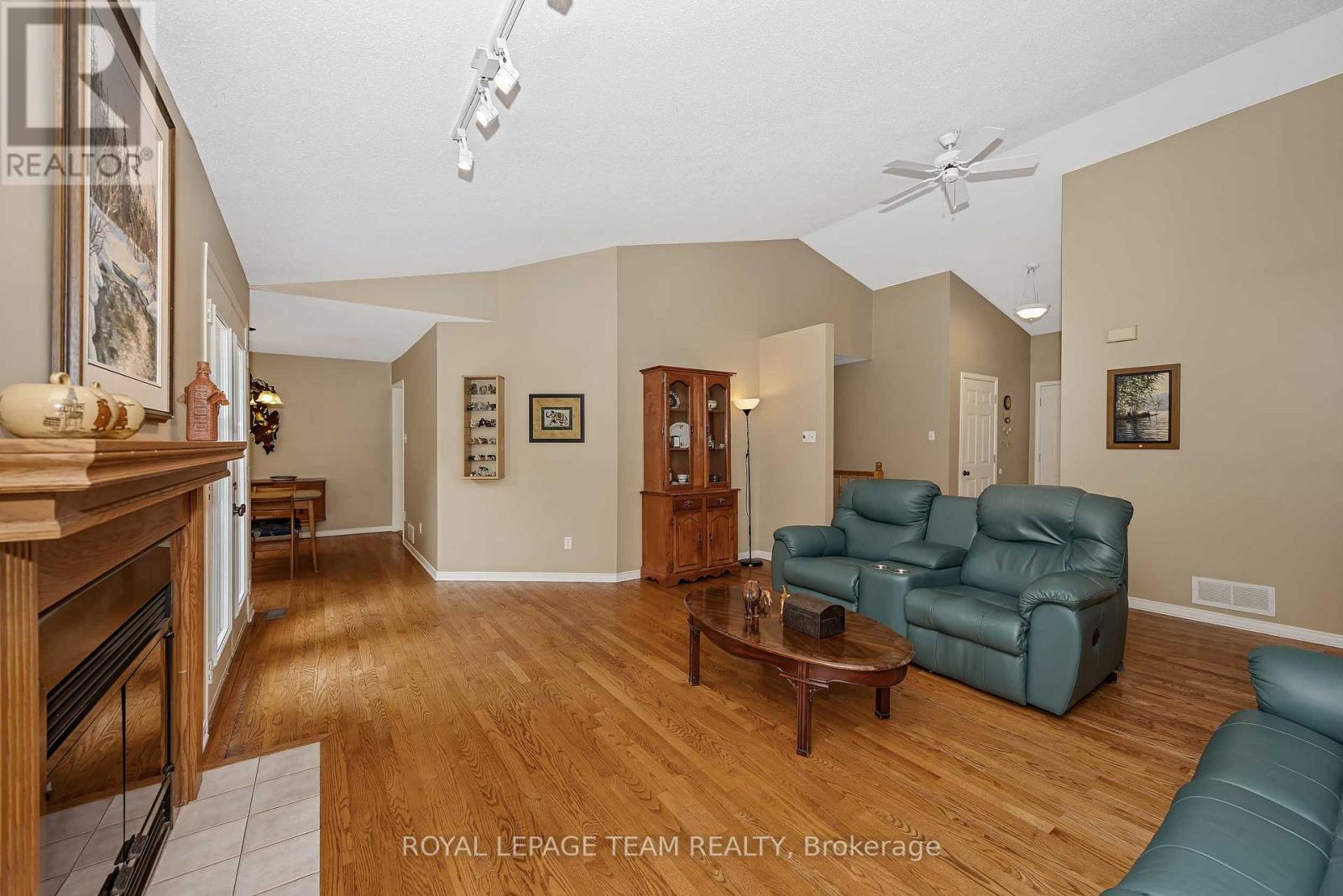 3 Bed, 3 Bath House for Sale in Ottawa – 6515 WADDION DRIVE, Ottawa – MLS# X13446018 - Image 8