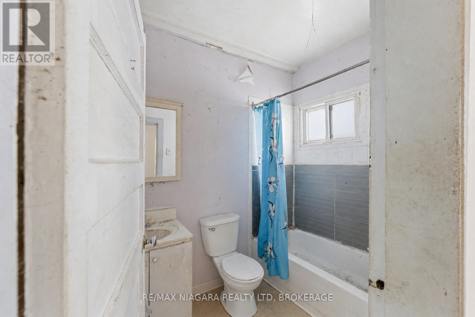6043 MAIN STREET - 36