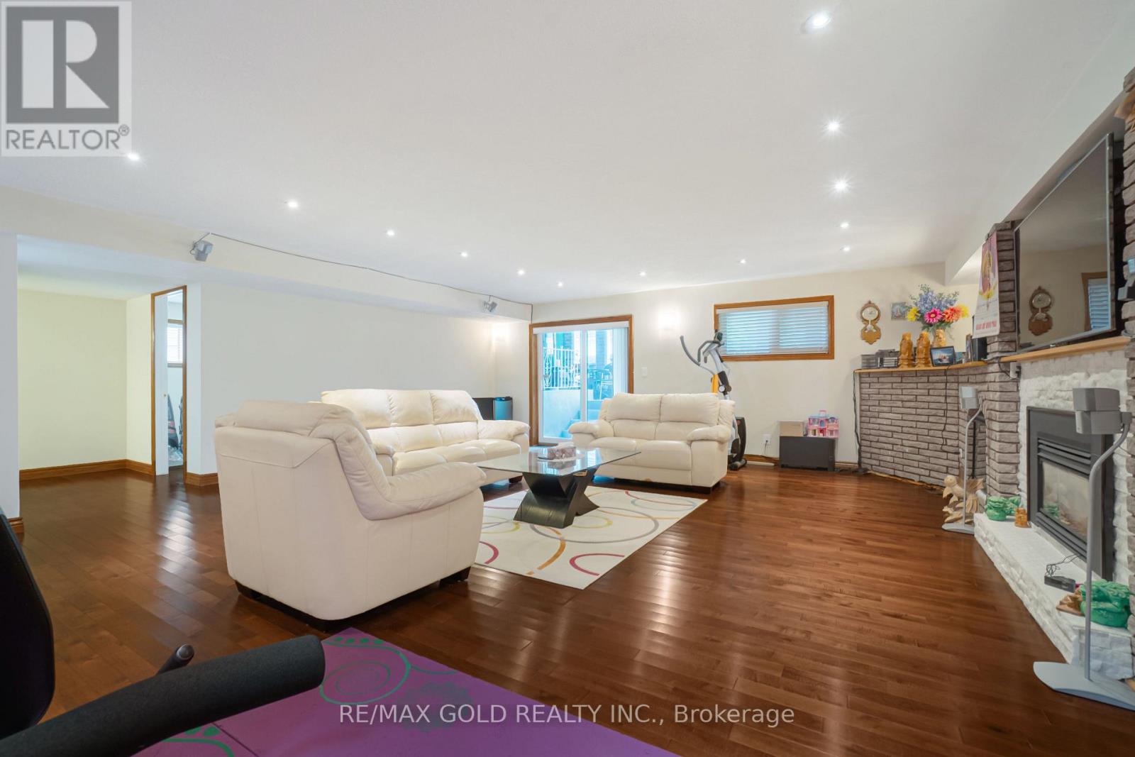 935 WILLOW DRIVE - 24