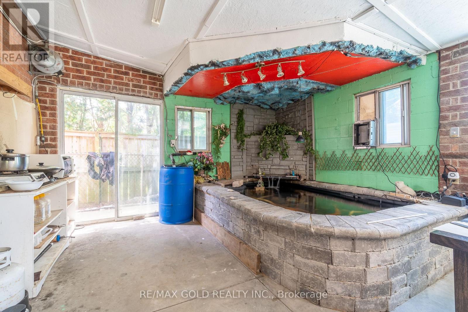 935 WILLOW DRIVE - 35