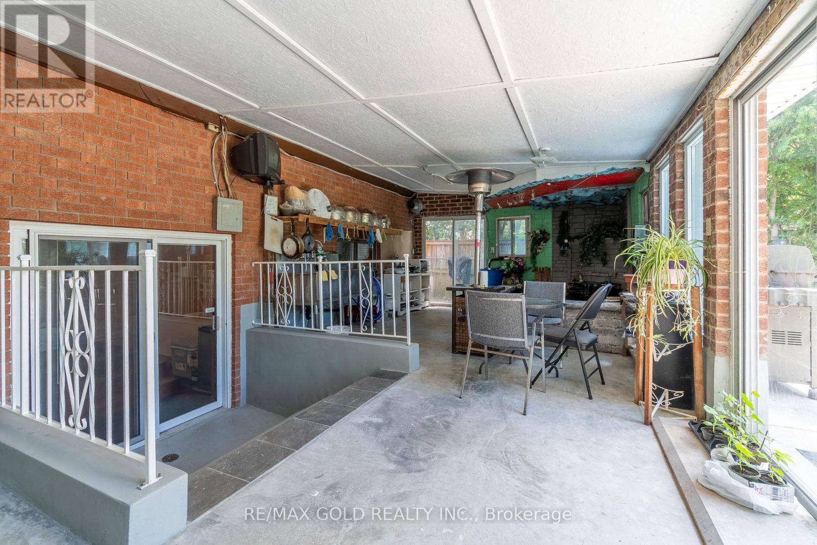 935 WILLOW DRIVE - 33