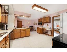 Kitchen - 4675 Huron Church Line, Lasalle, ON N9H1H5 Photo 13