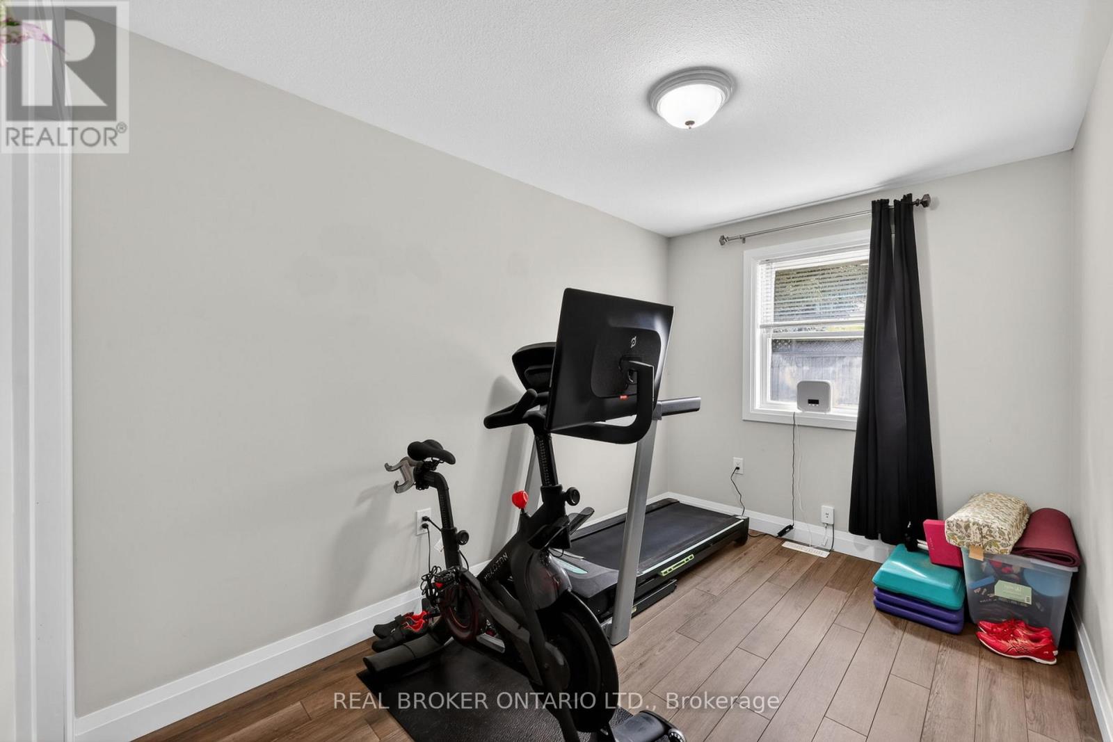 35 COURTNEY CRESCENT - 11