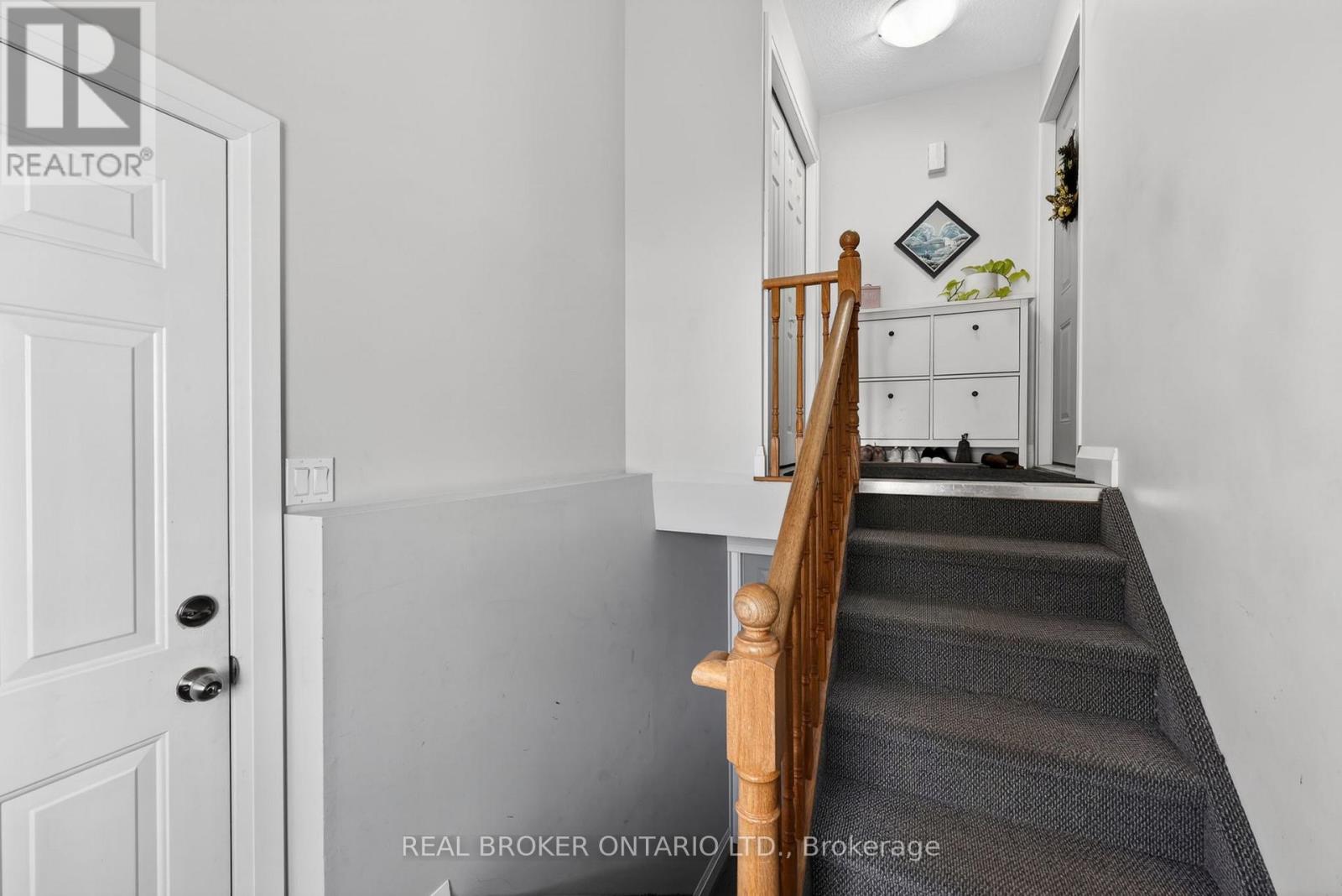 35 COURTNEY CRESCENT - 12