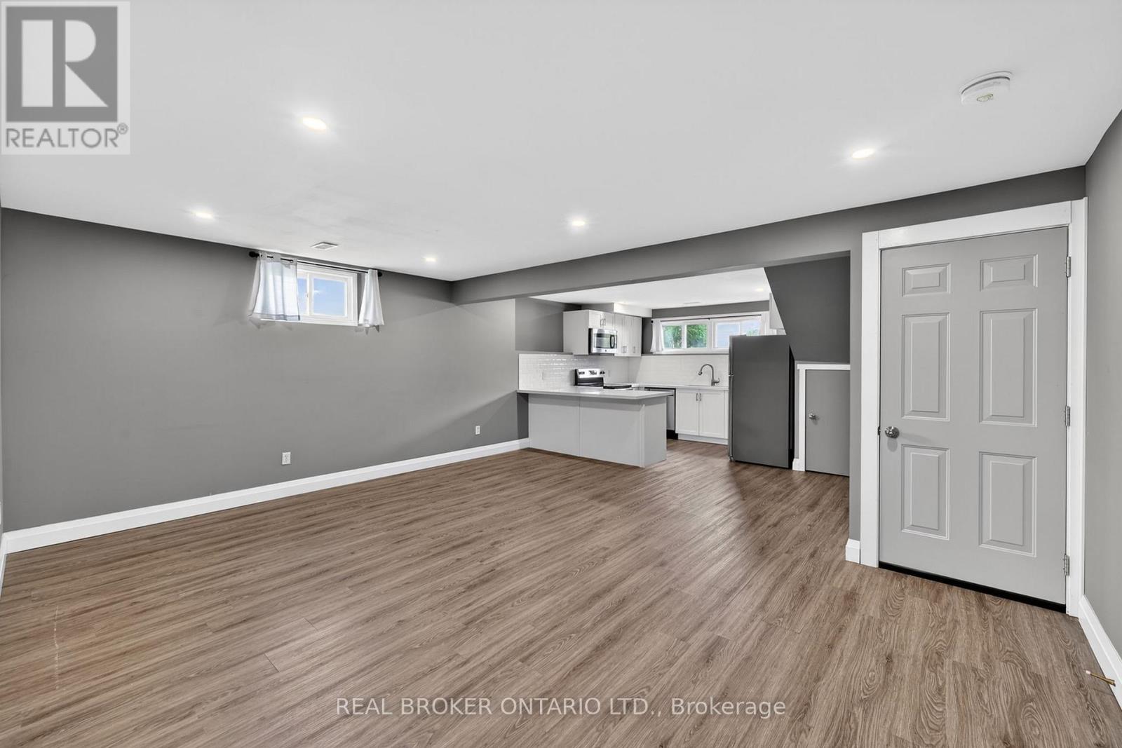 35 COURTNEY CRESCENT - 13