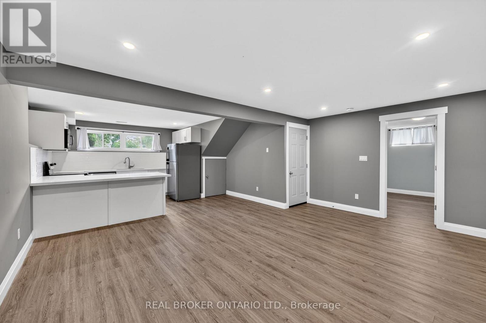 35 COURTNEY CRESCENT - 14