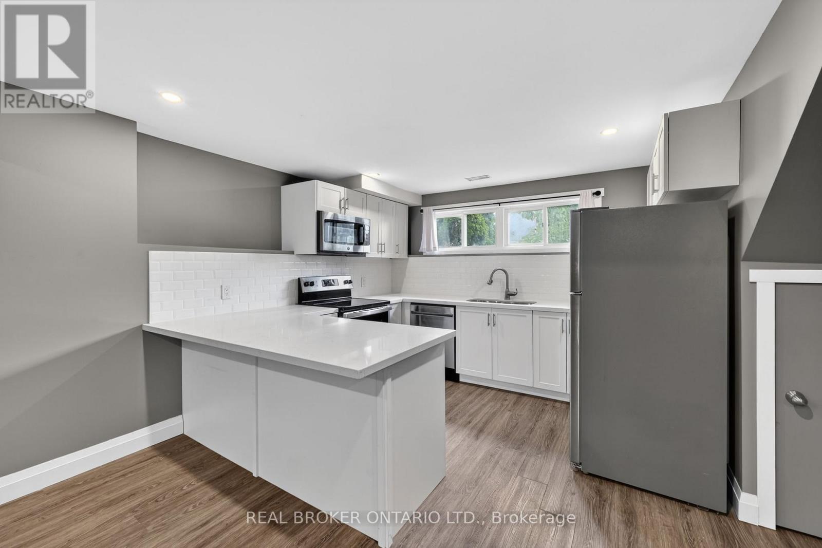 35 COURTNEY CRESCENT - 15