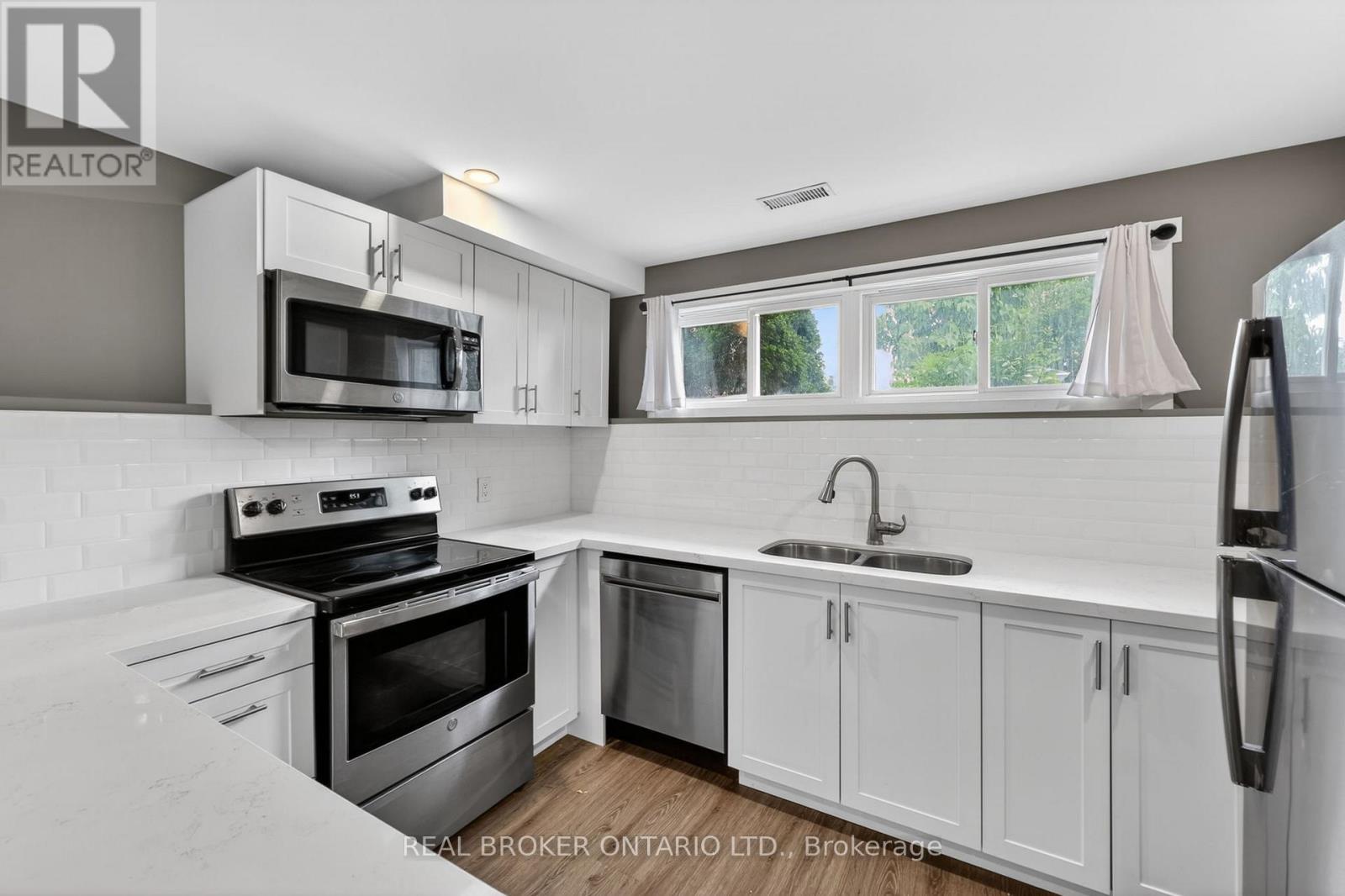 35 COURTNEY CRESCENT - 16