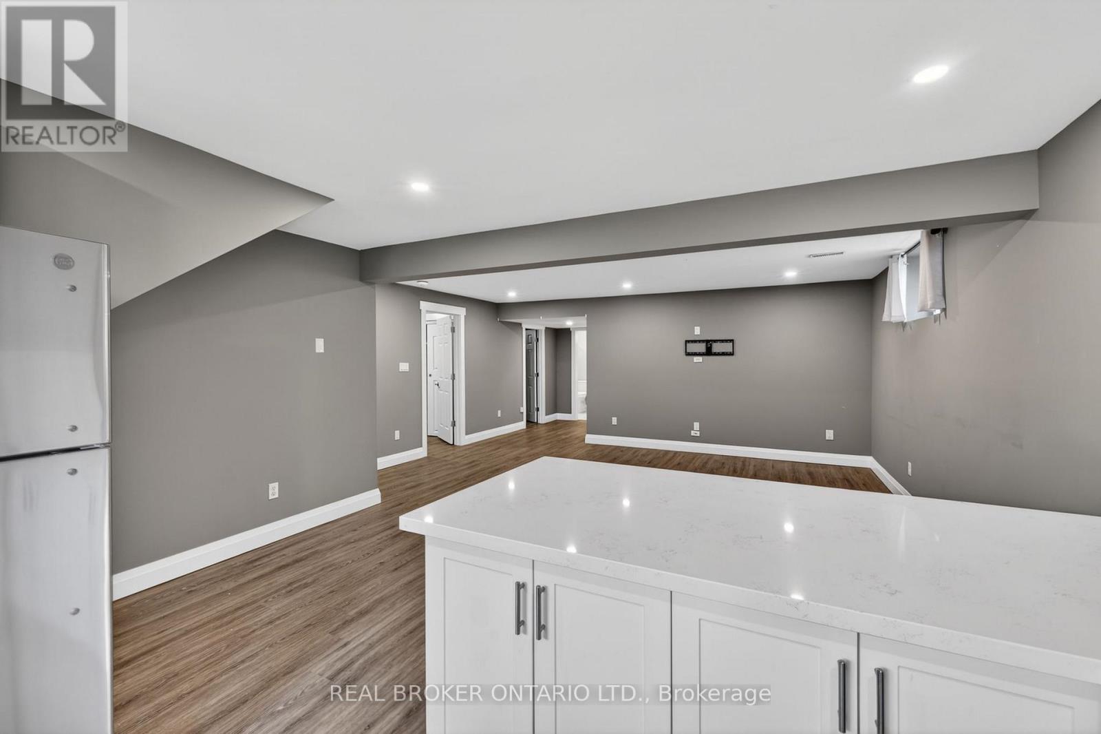 35 COURTNEY CRESCENT - 17