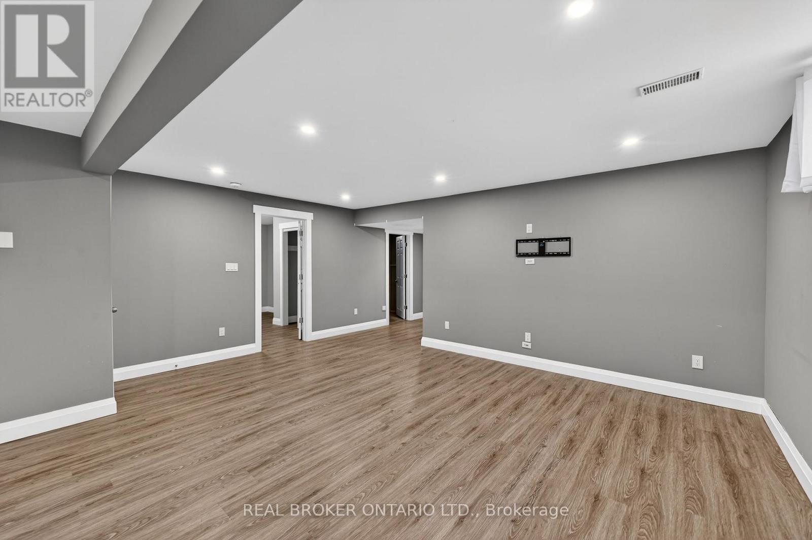 35 COURTNEY CRESCENT - 18