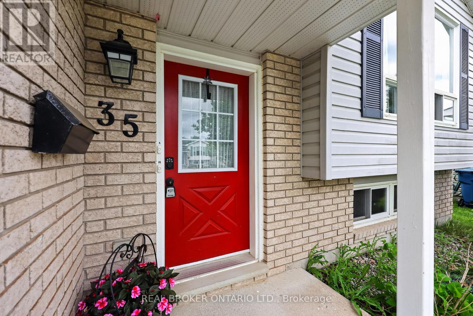35 COURTNEY CRESCENT - 2