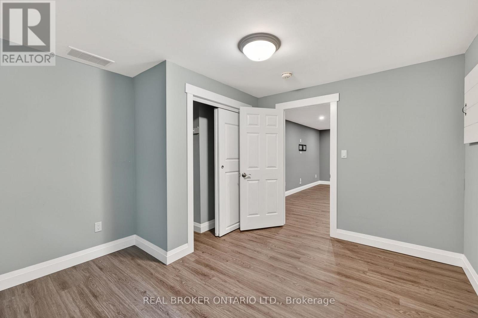 35 COURTNEY CRESCENT - 20