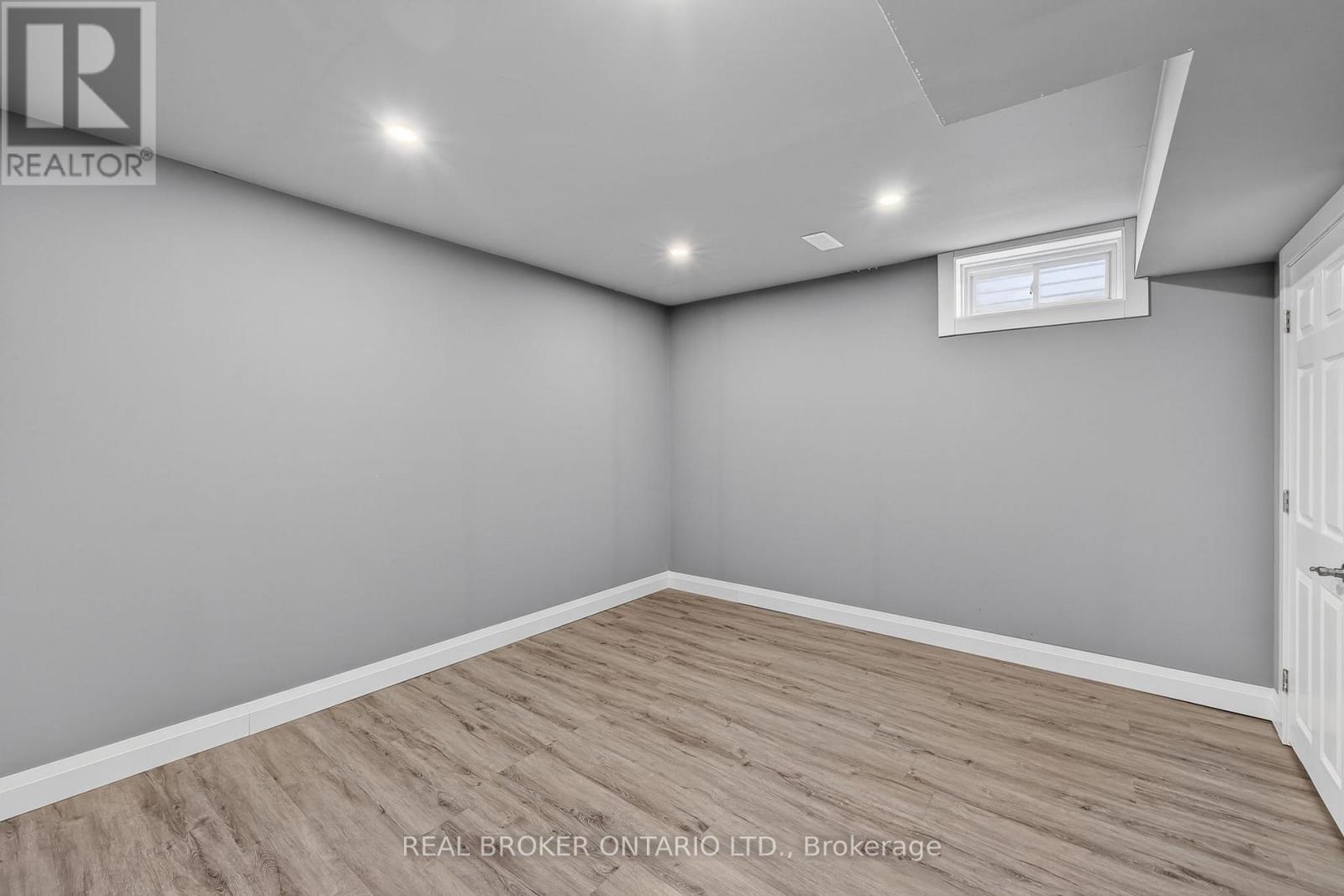 35 COURTNEY CRESCENT - 21
