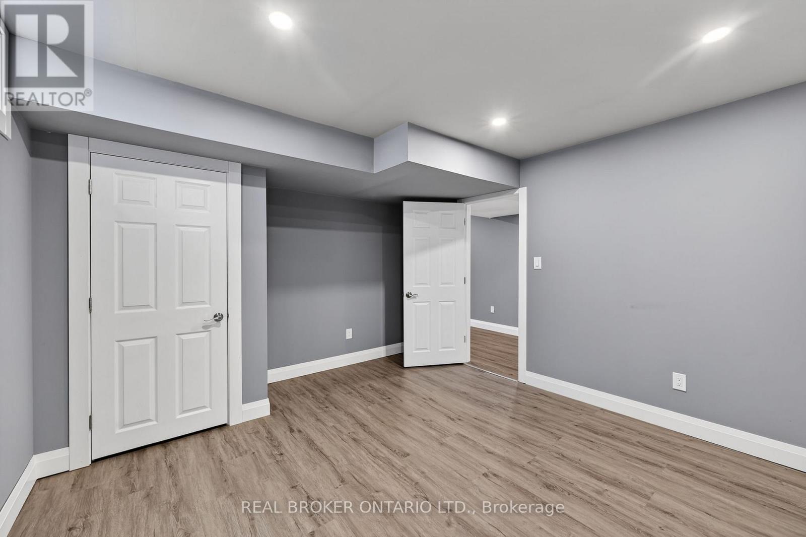 35 COURTNEY CRESCENT - 22