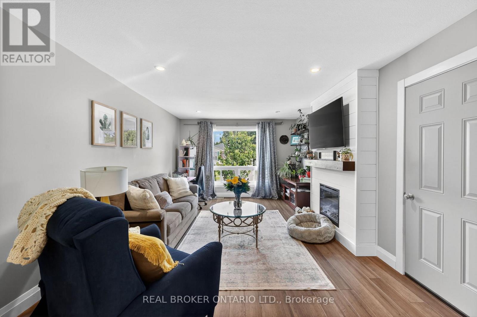35 COURTNEY CRESCENT - 3