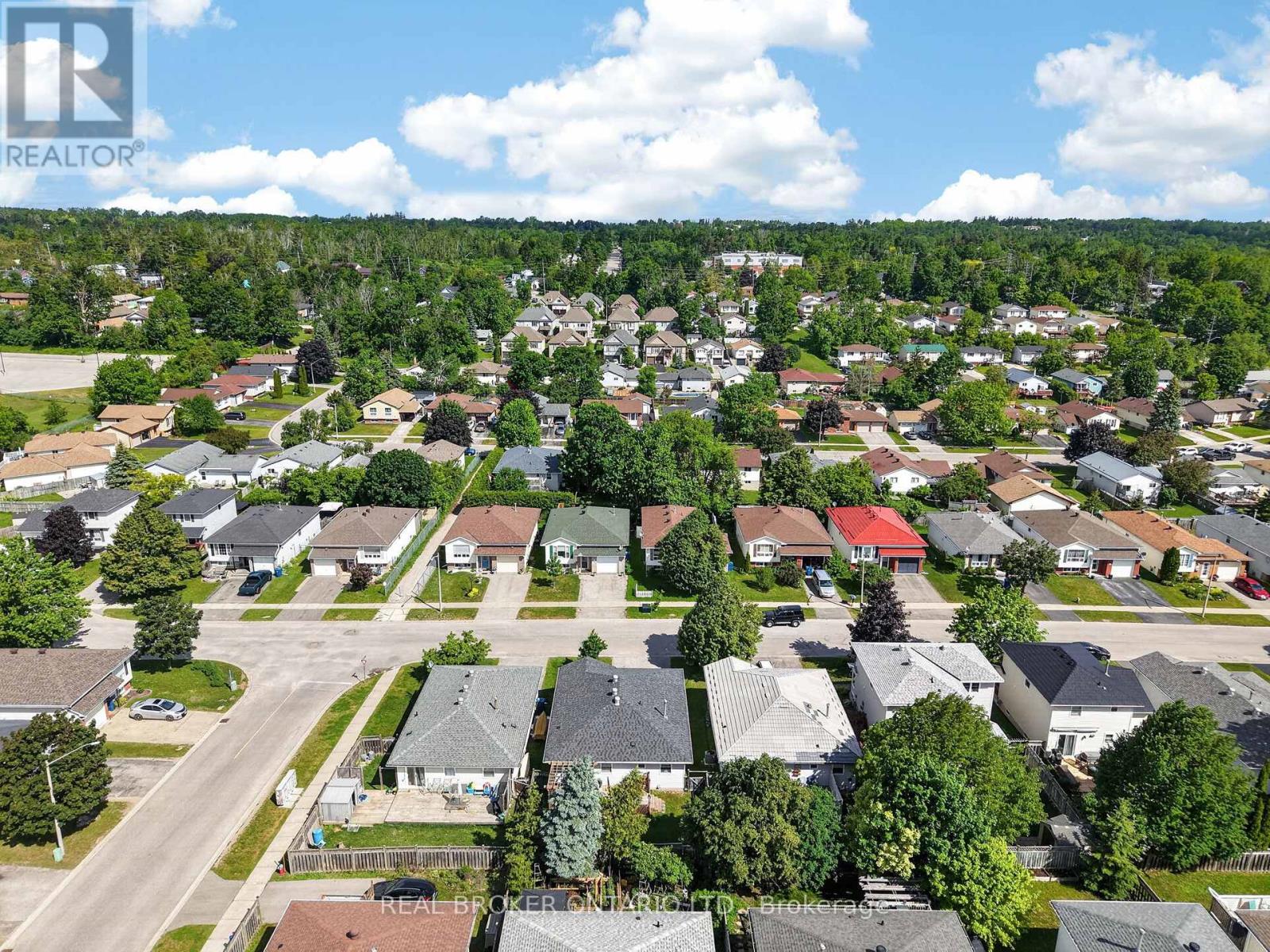 35 COURTNEY CRESCENT - 32