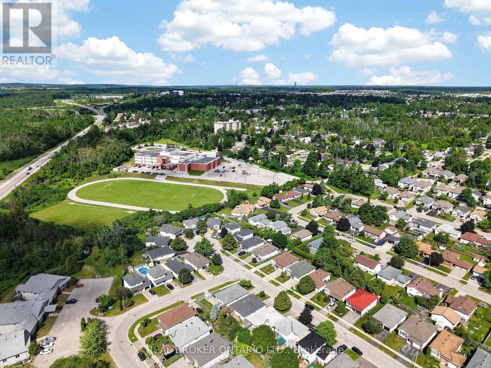 35 COURTNEY CRESCENT - 34
