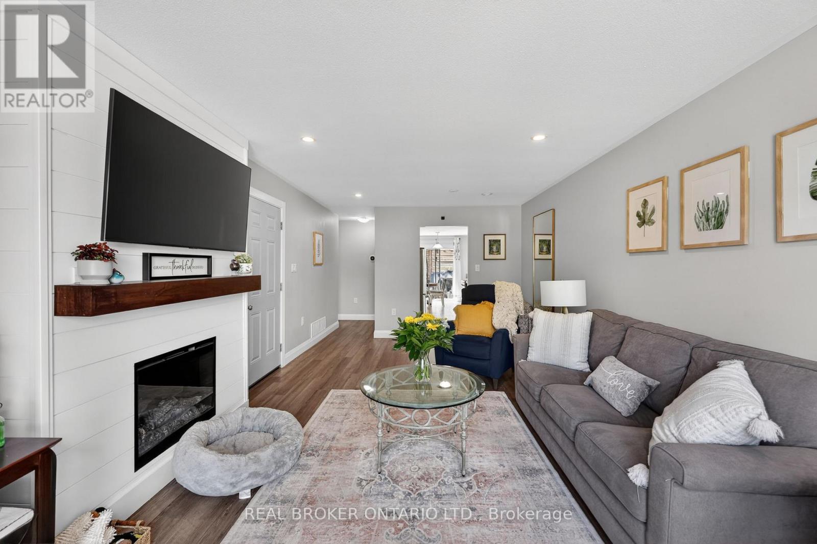 35 COURTNEY CRESCENT - 4