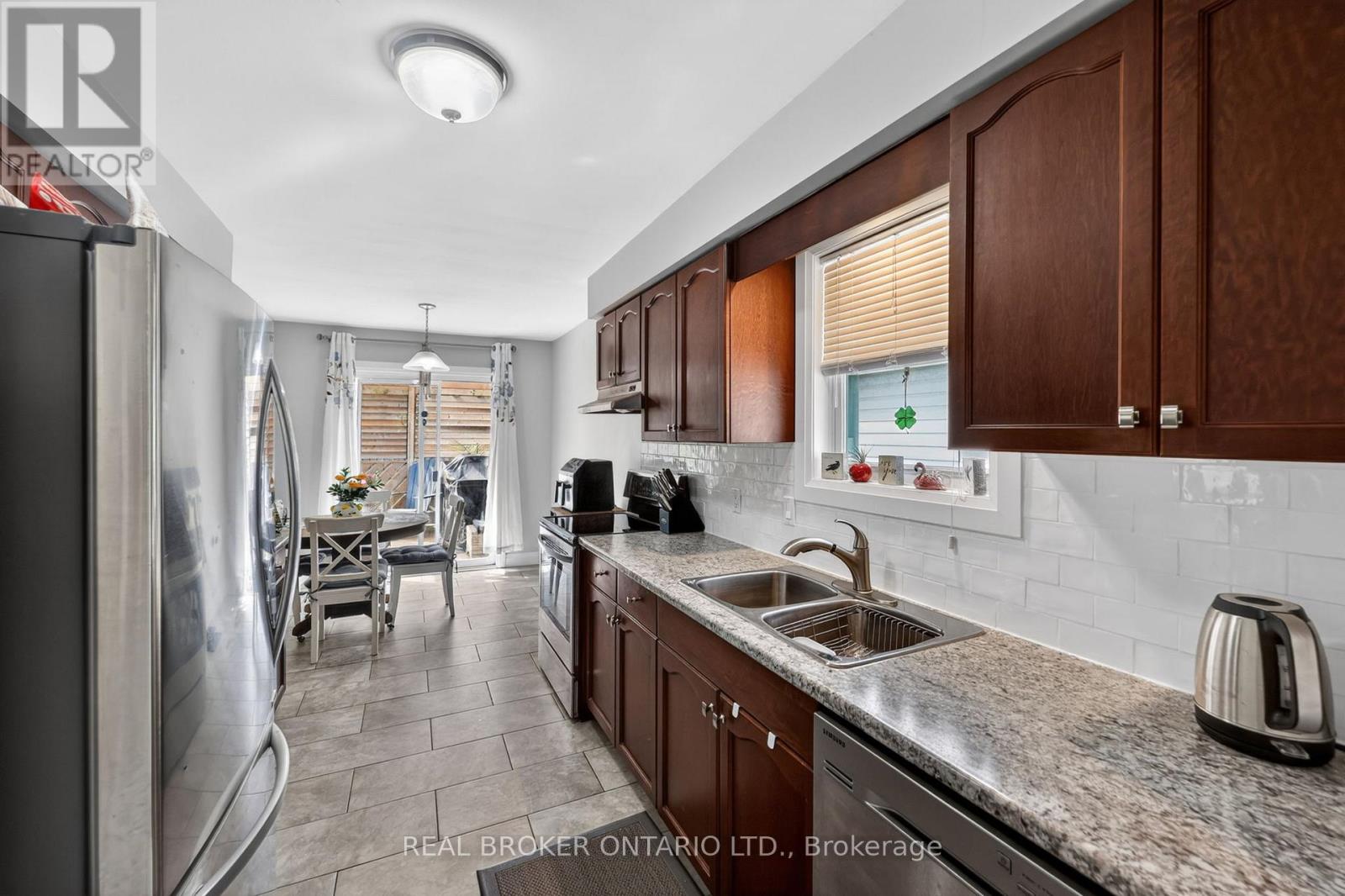 35 COURTNEY CRESCENT - 5