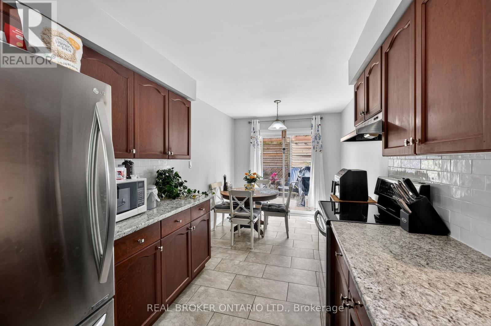35 COURTNEY CRESCENT - 6