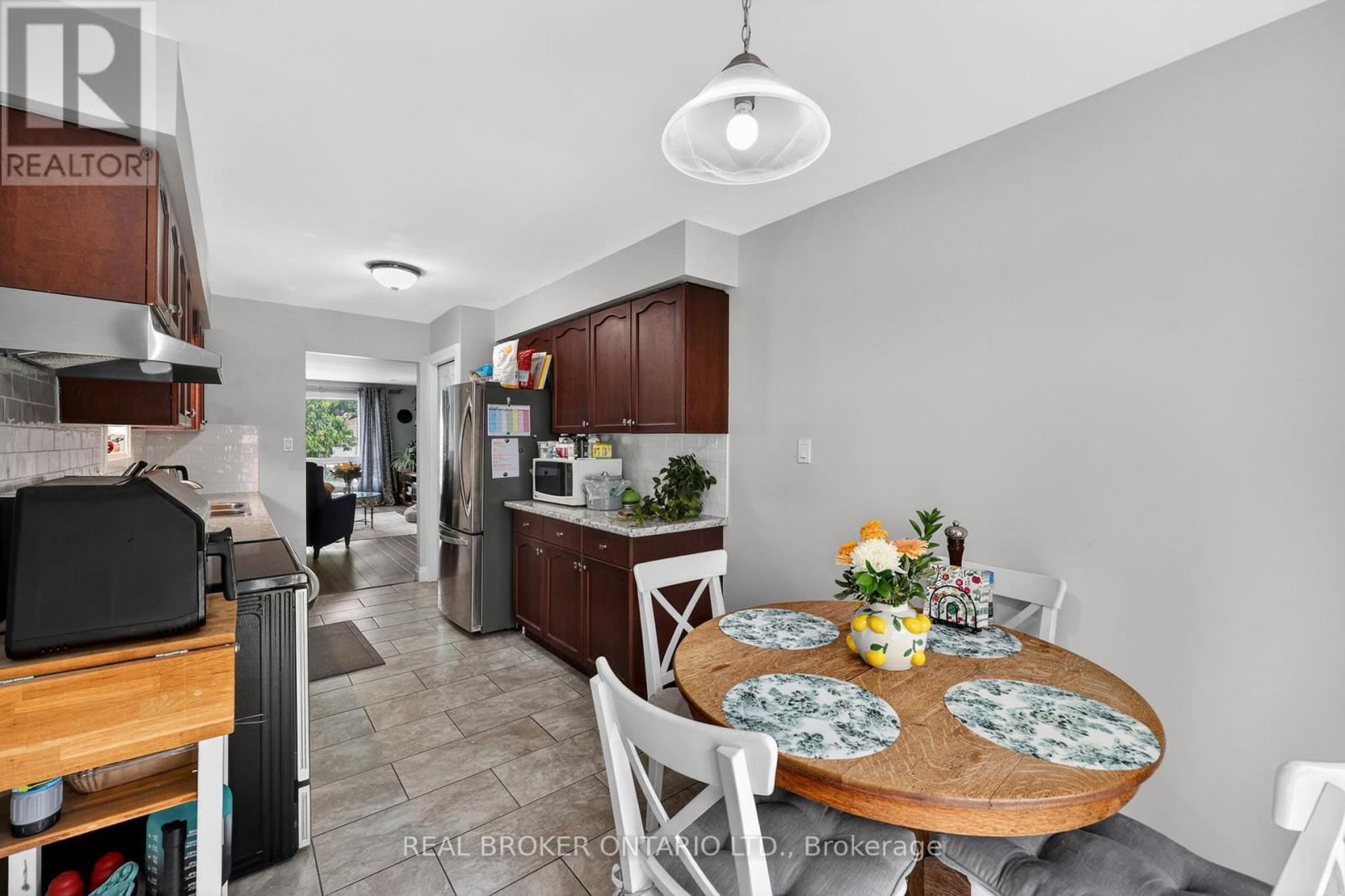 35 COURTNEY CRESCENT - 7