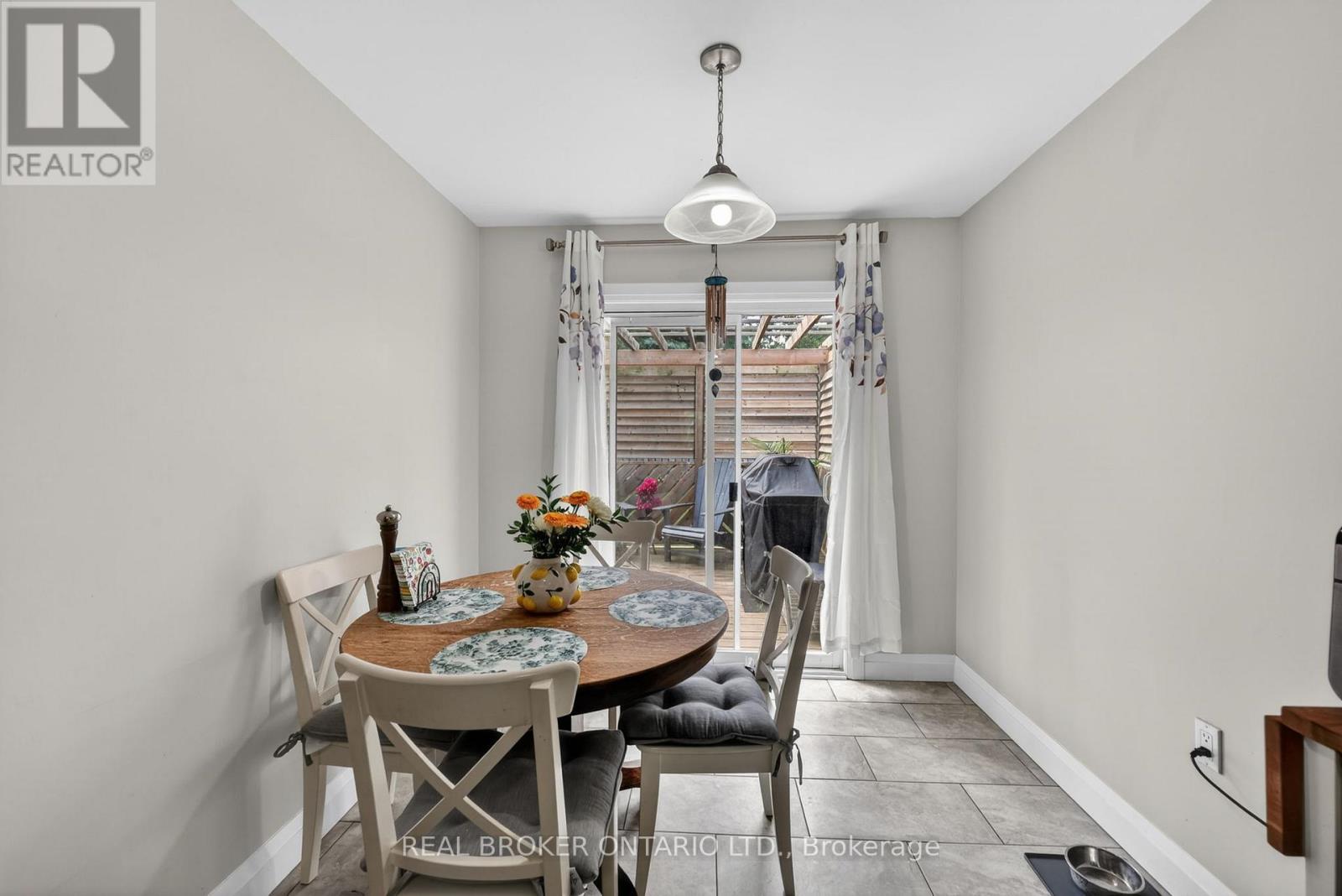 35 COURTNEY CRESCENT - 8