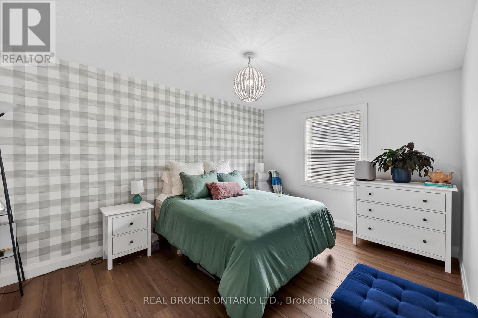 35 COURTNEY CRESCENT - 9