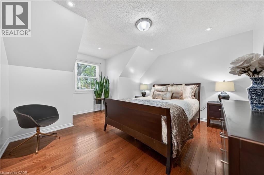 5 MAYS Crescent - 31