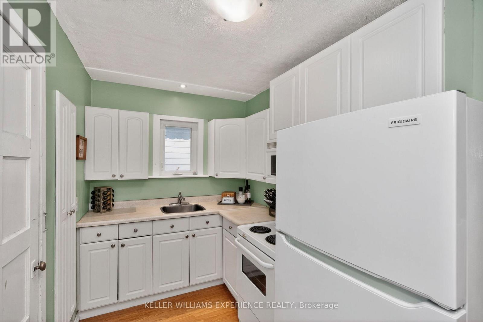 10 ARGYLE AVENUE - 6