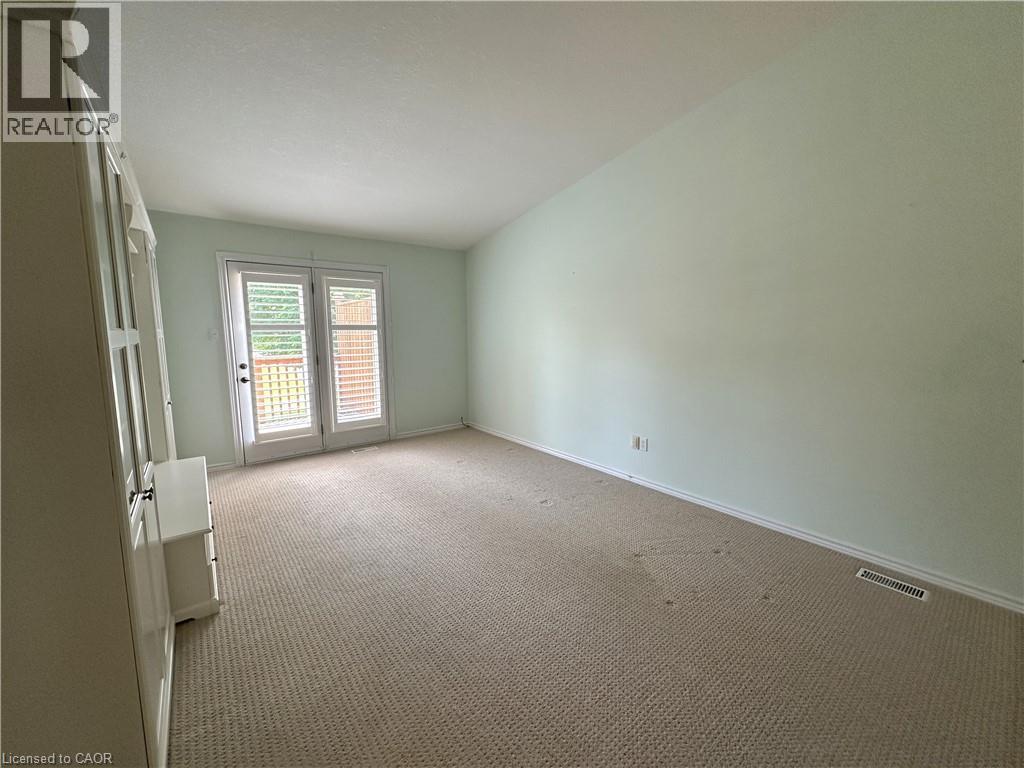 #38 510 QUEENSWAY Street W - 33