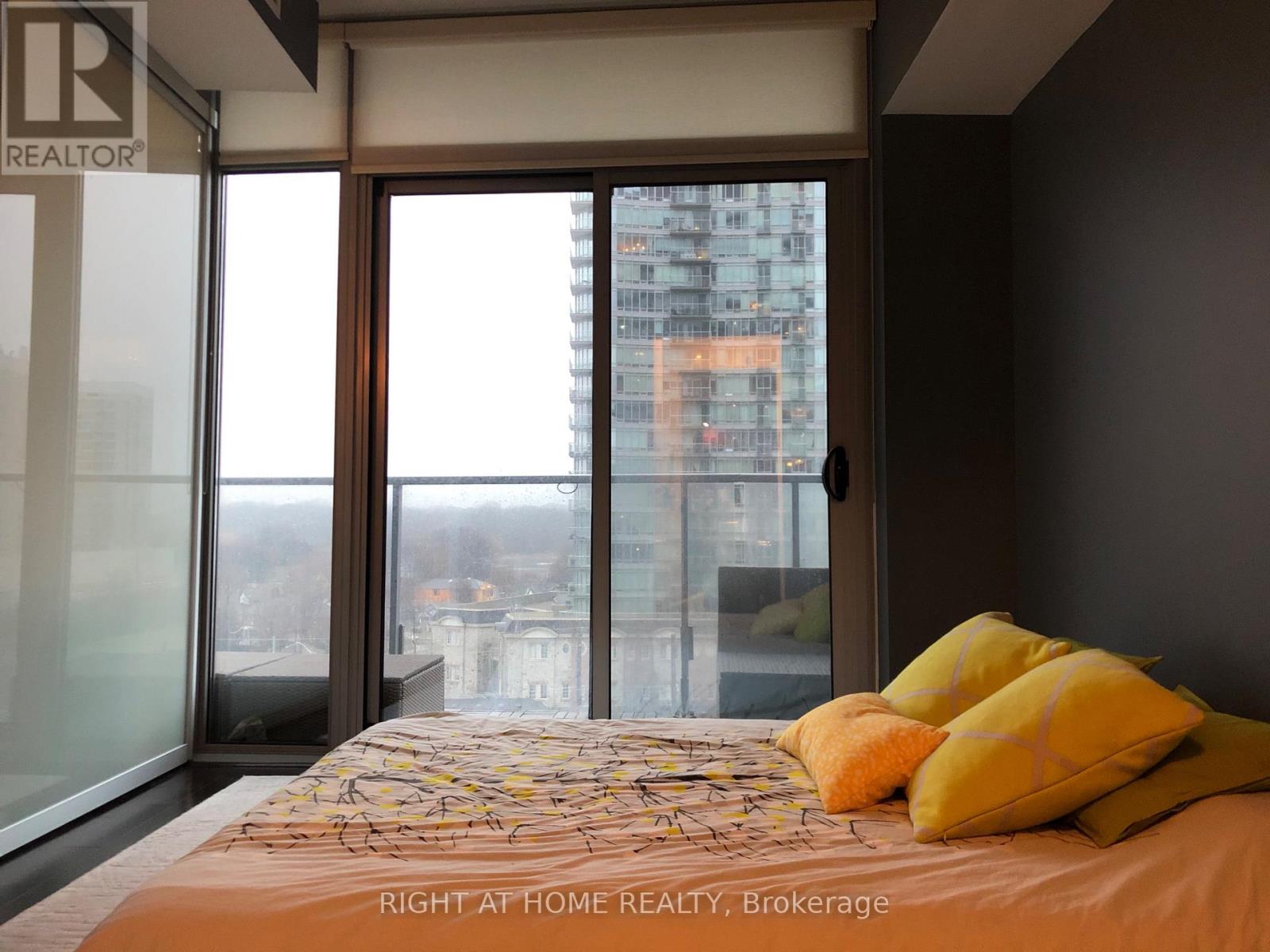 #715 103 THE QUEENSWAY - 13
