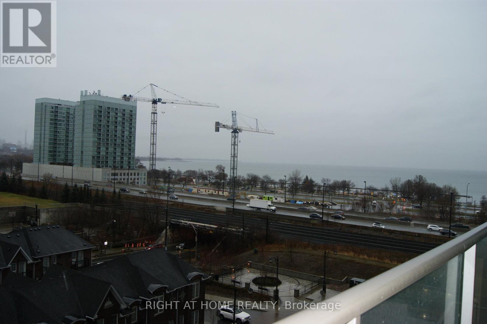 #715 103 THE QUEENSWAY - 18