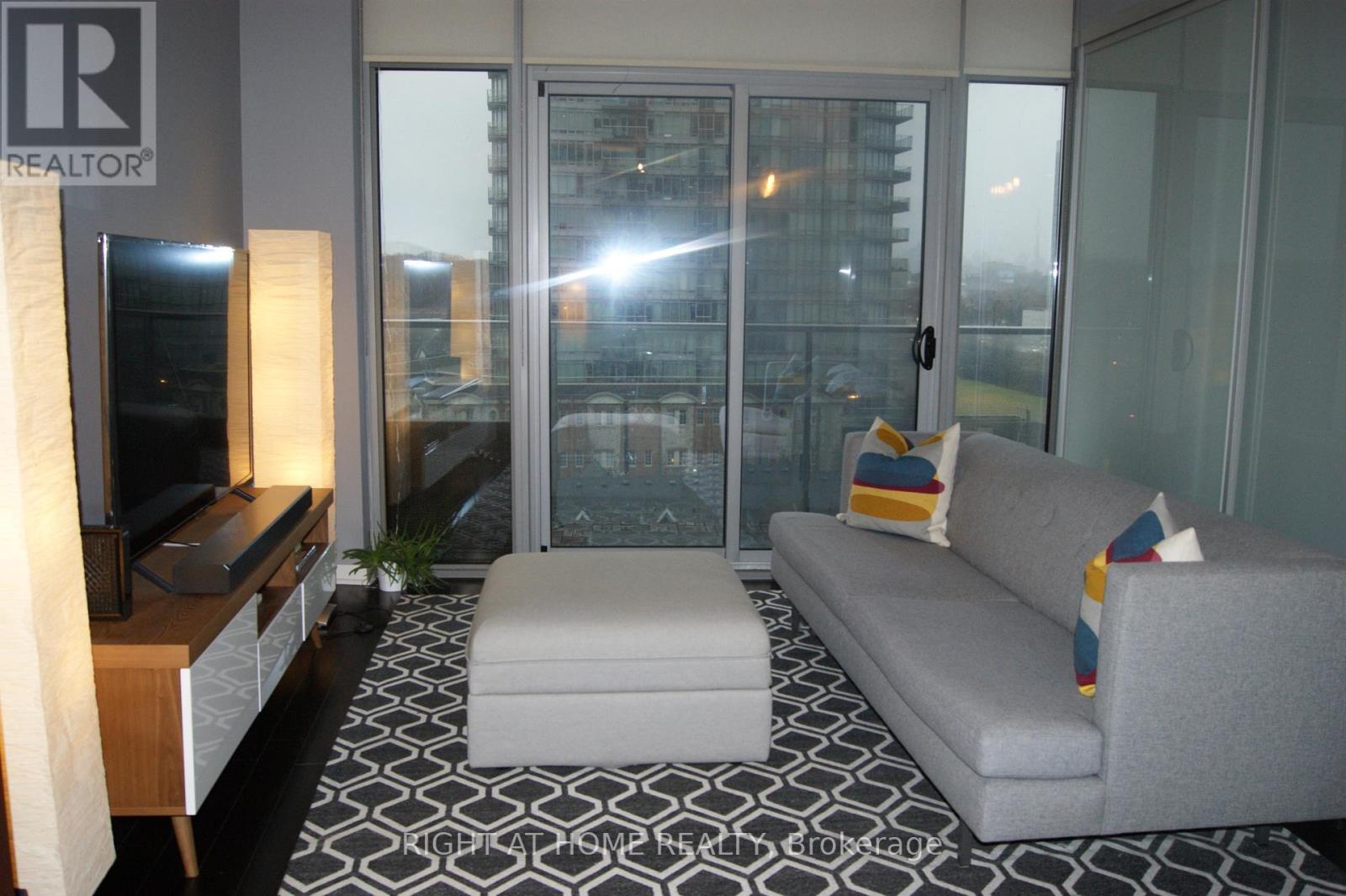#715 103 THE QUEENSWAY - 3