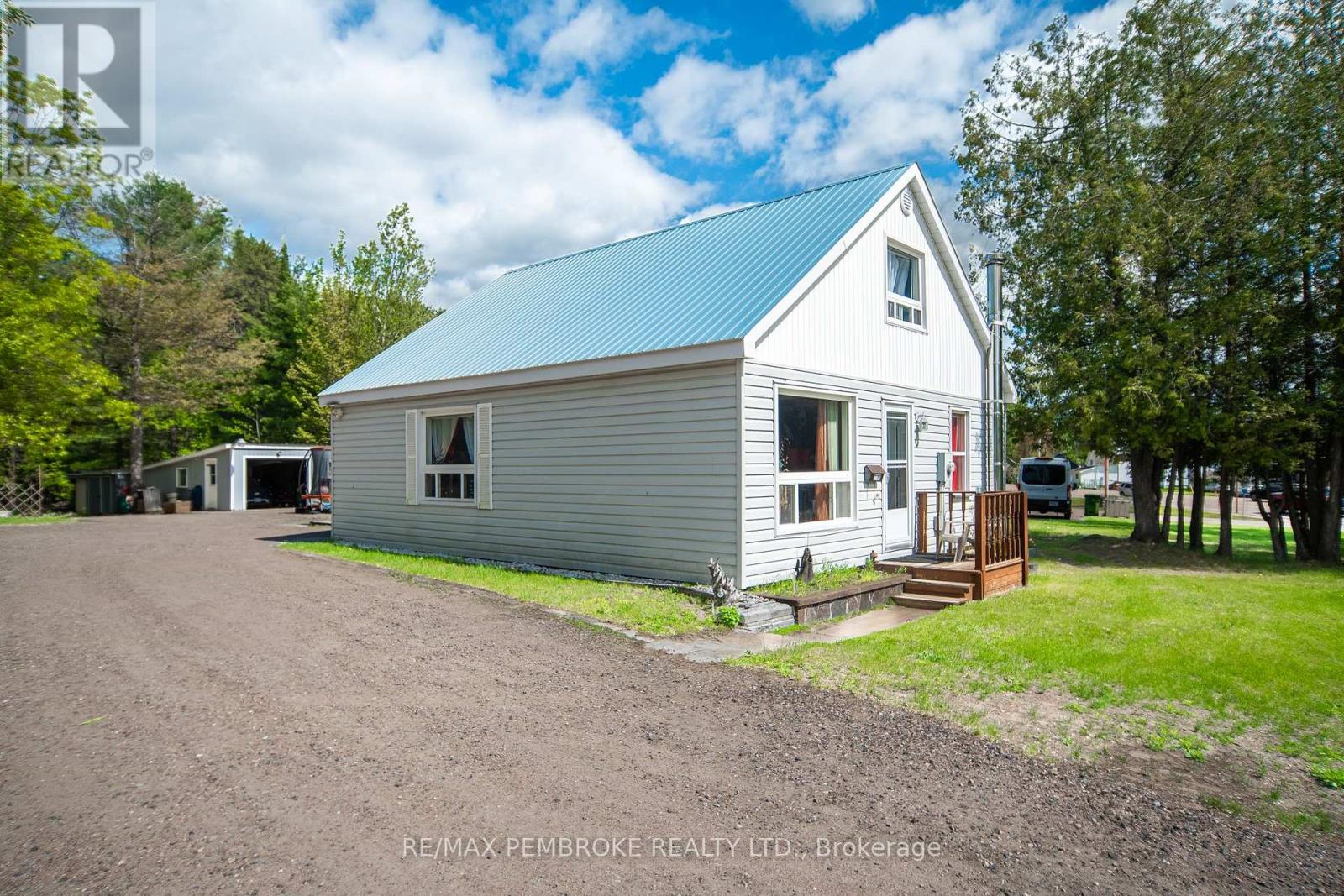 2185 PETAWAWA BOULEVARD - 4
