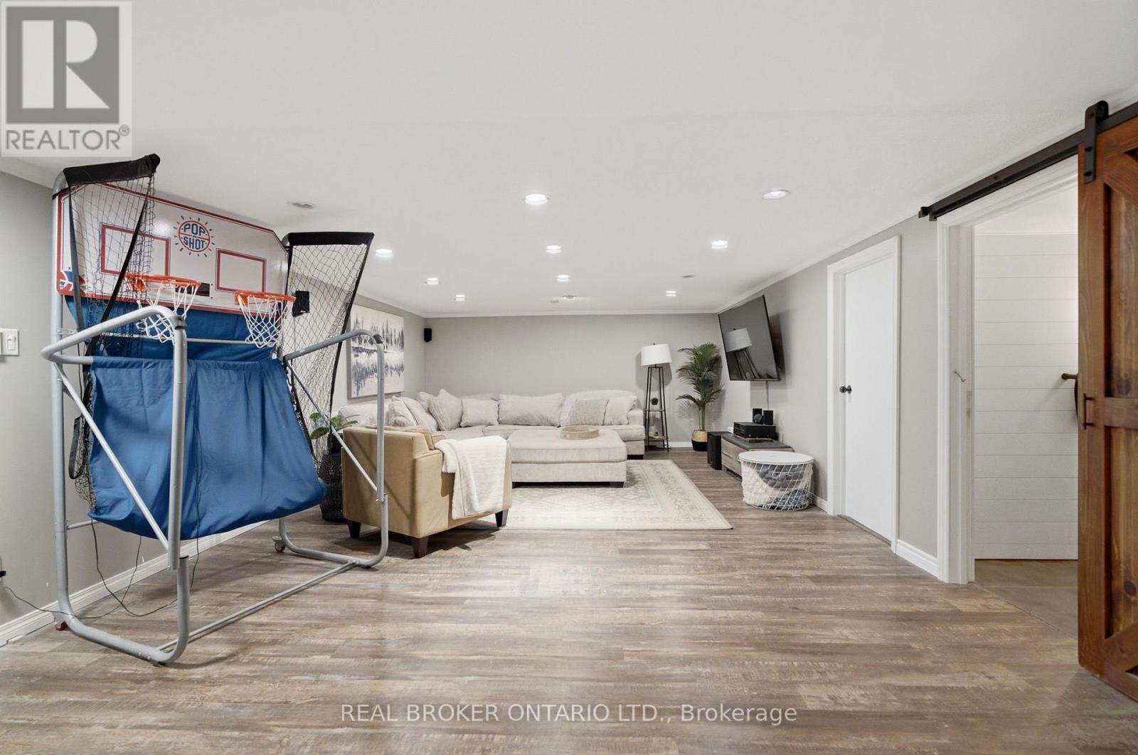 37 MELISSA CRESCENT - 31