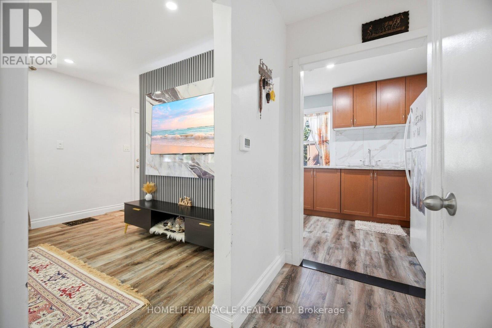 18 GLENGROVE AVENUE - 11