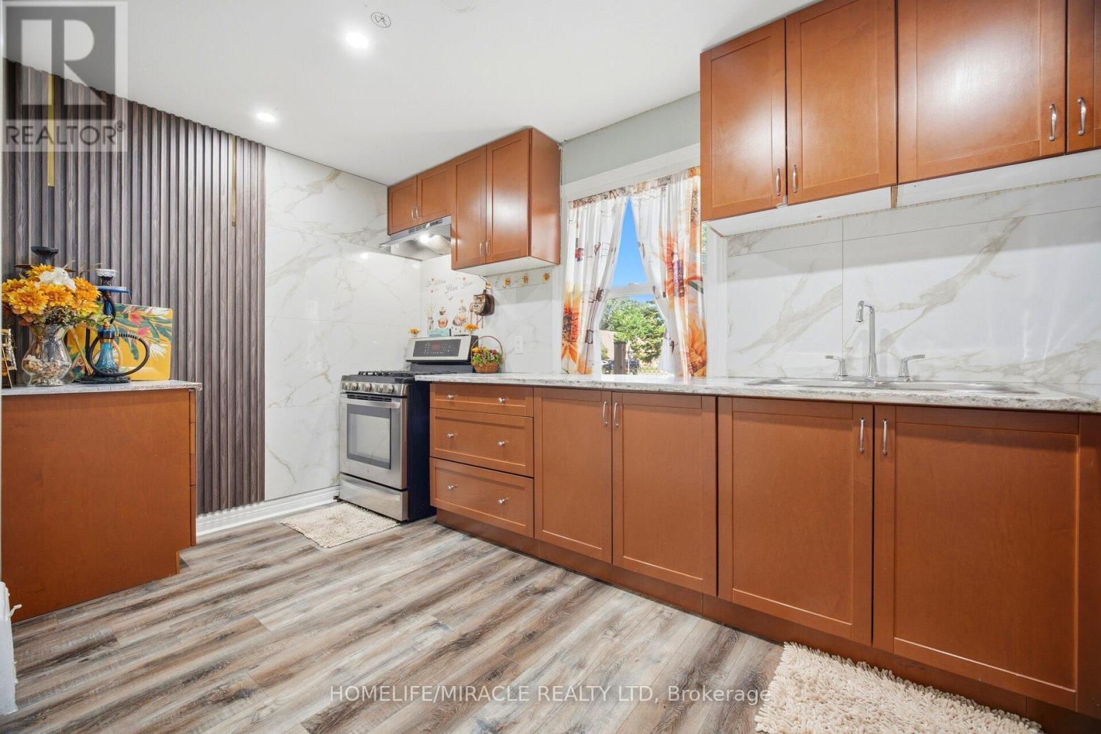 18 GLENGROVE AVENUE - 12