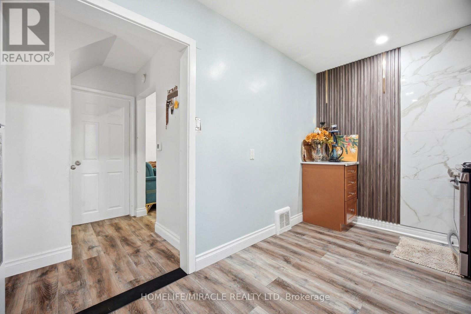 18 GLENGROVE AVENUE - 13