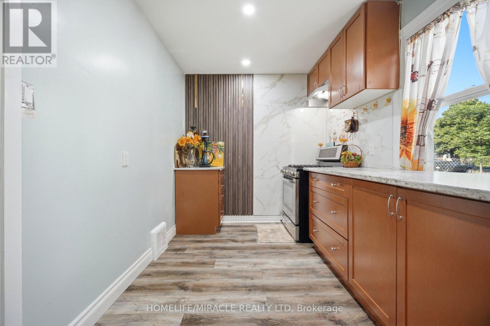 18 GLENGROVE AVENUE - 14