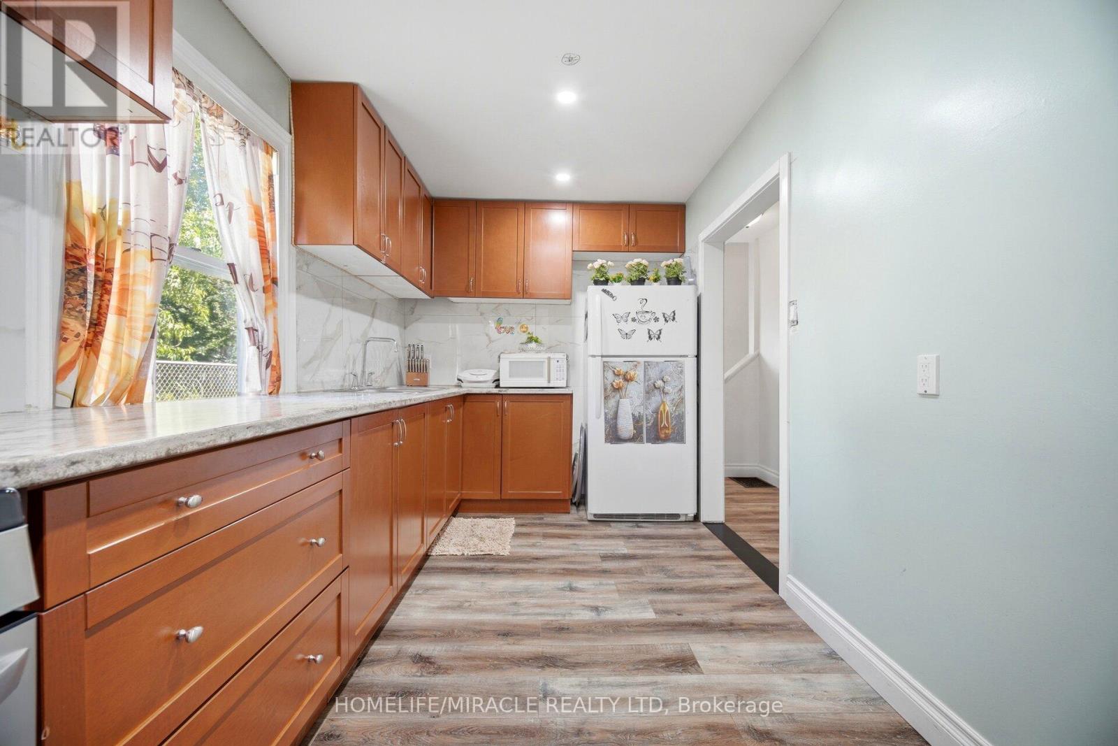 18 GLENGROVE AVENUE - 15