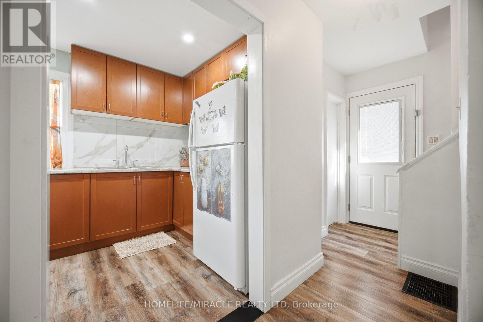 18 GLENGROVE AVENUE - 16