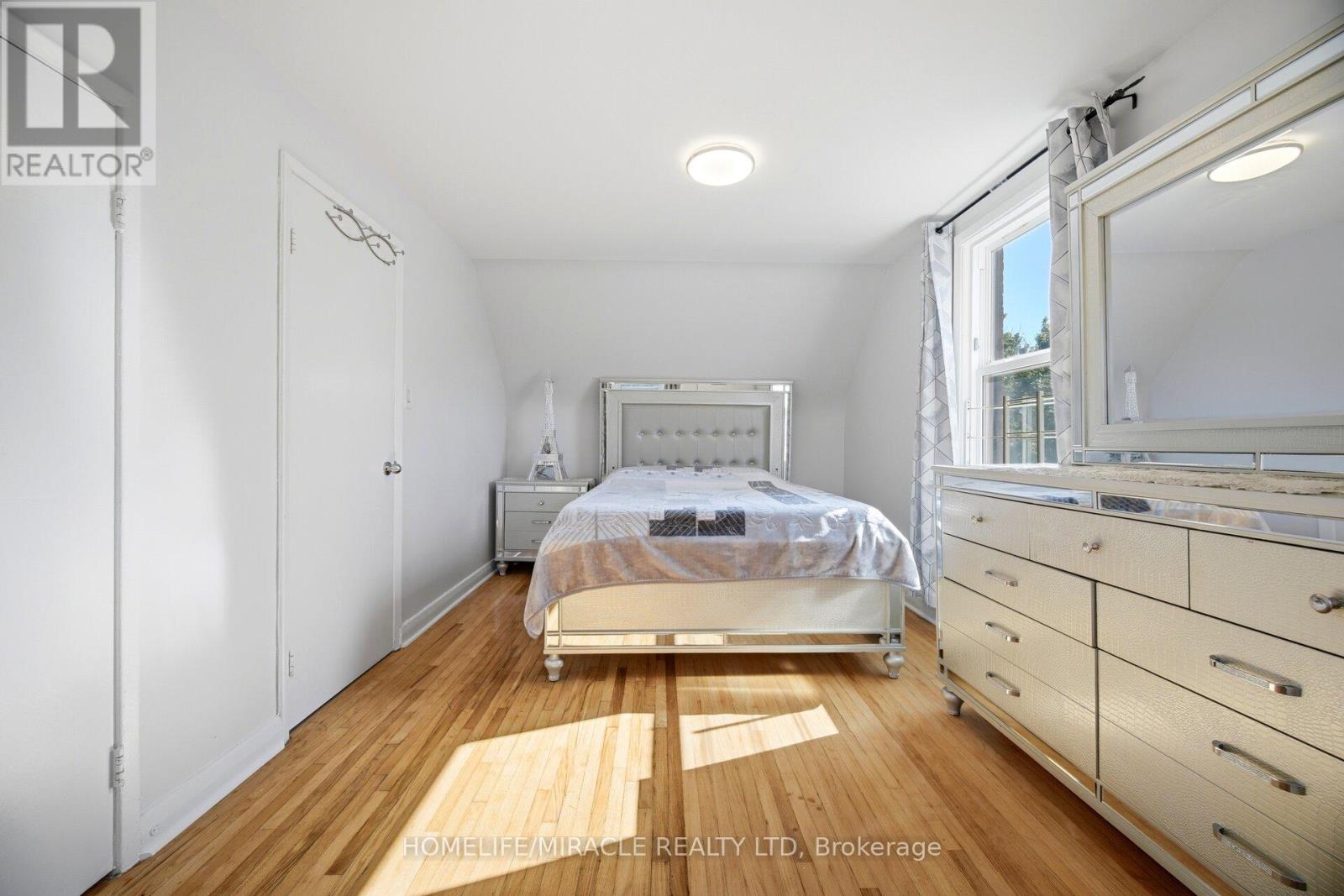 18 GLENGROVE AVENUE - 22