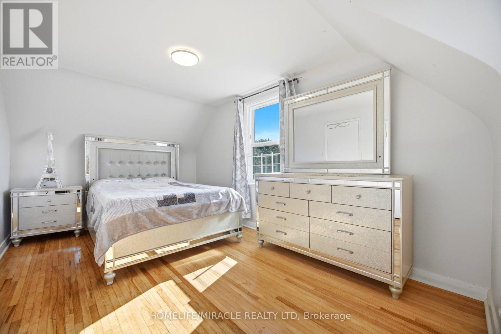 18 GLENGROVE AVENUE - 23
