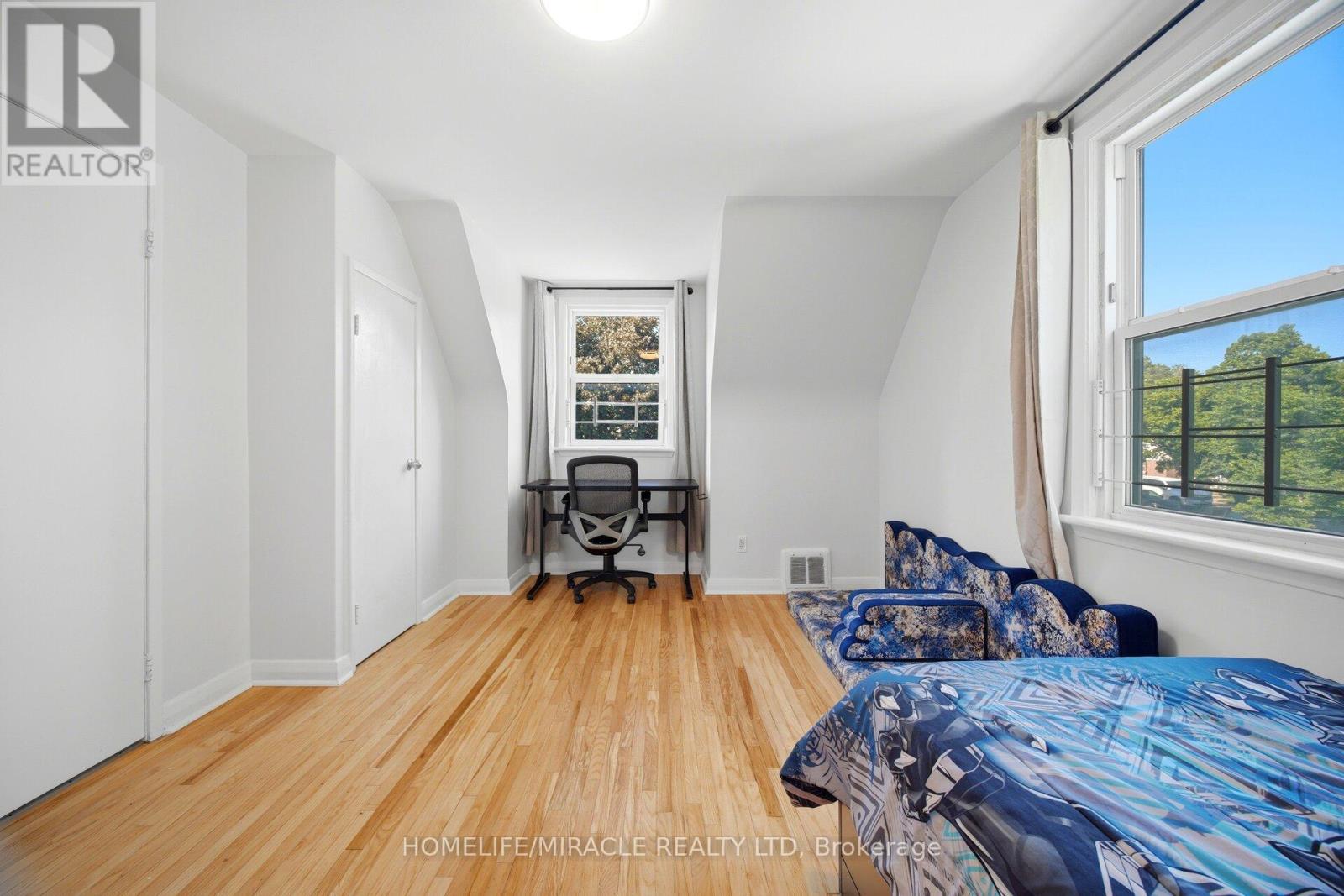 18 GLENGROVE AVENUE - 25