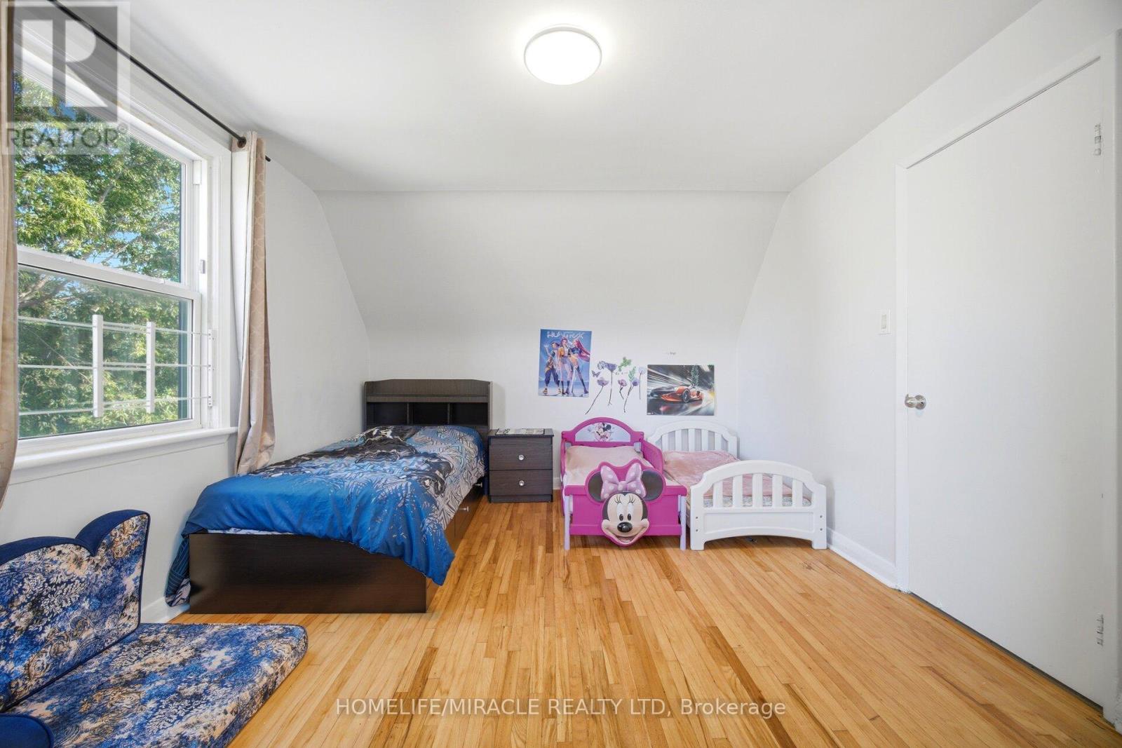 18 GLENGROVE AVENUE - 26