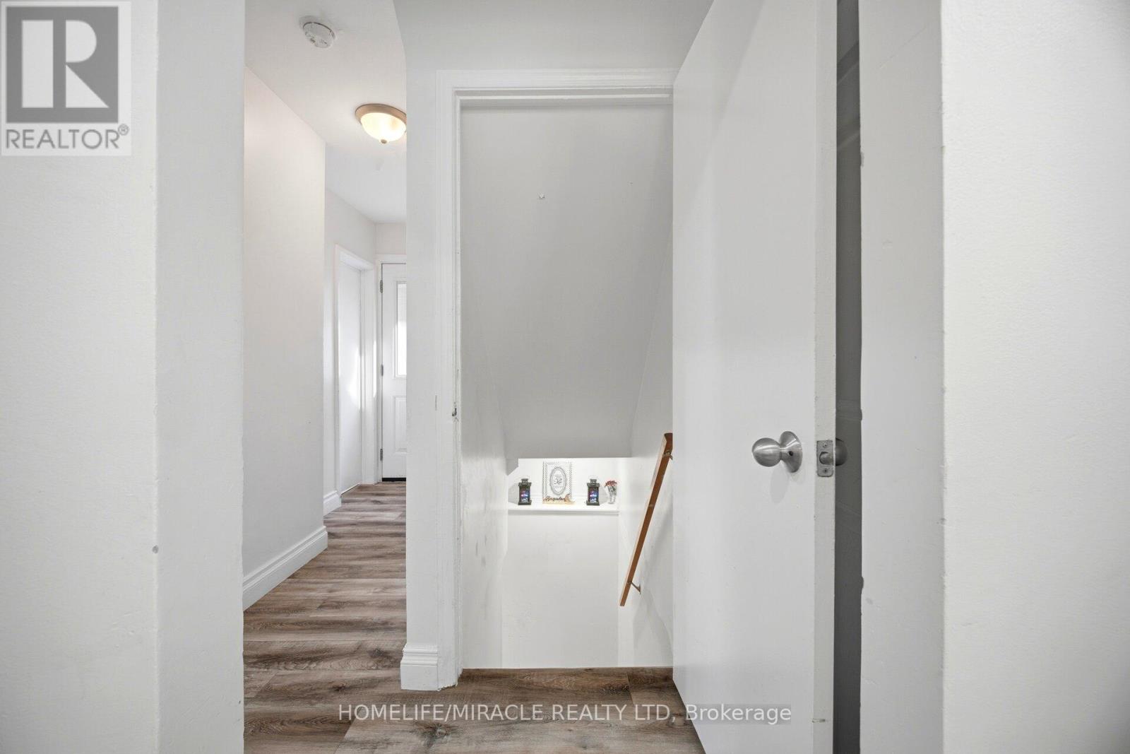 18 GLENGROVE AVENUE - 27