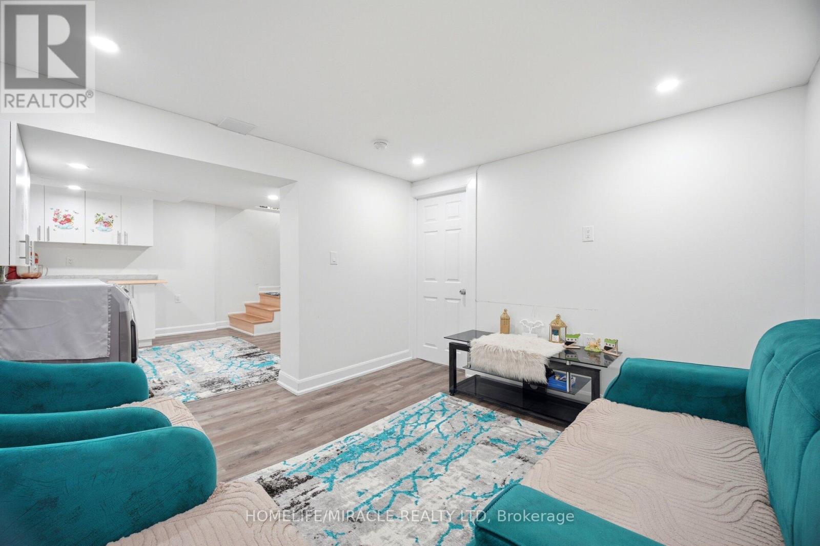 18 GLENGROVE AVENUE - 32