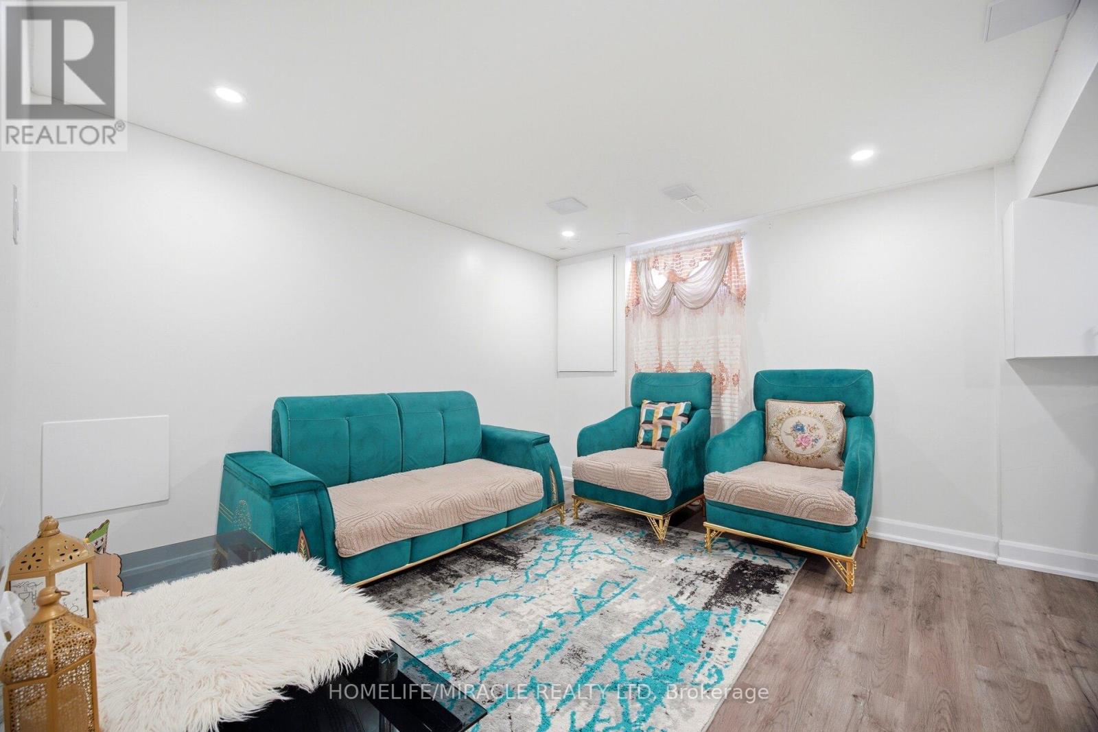 18 GLENGROVE AVENUE - 33