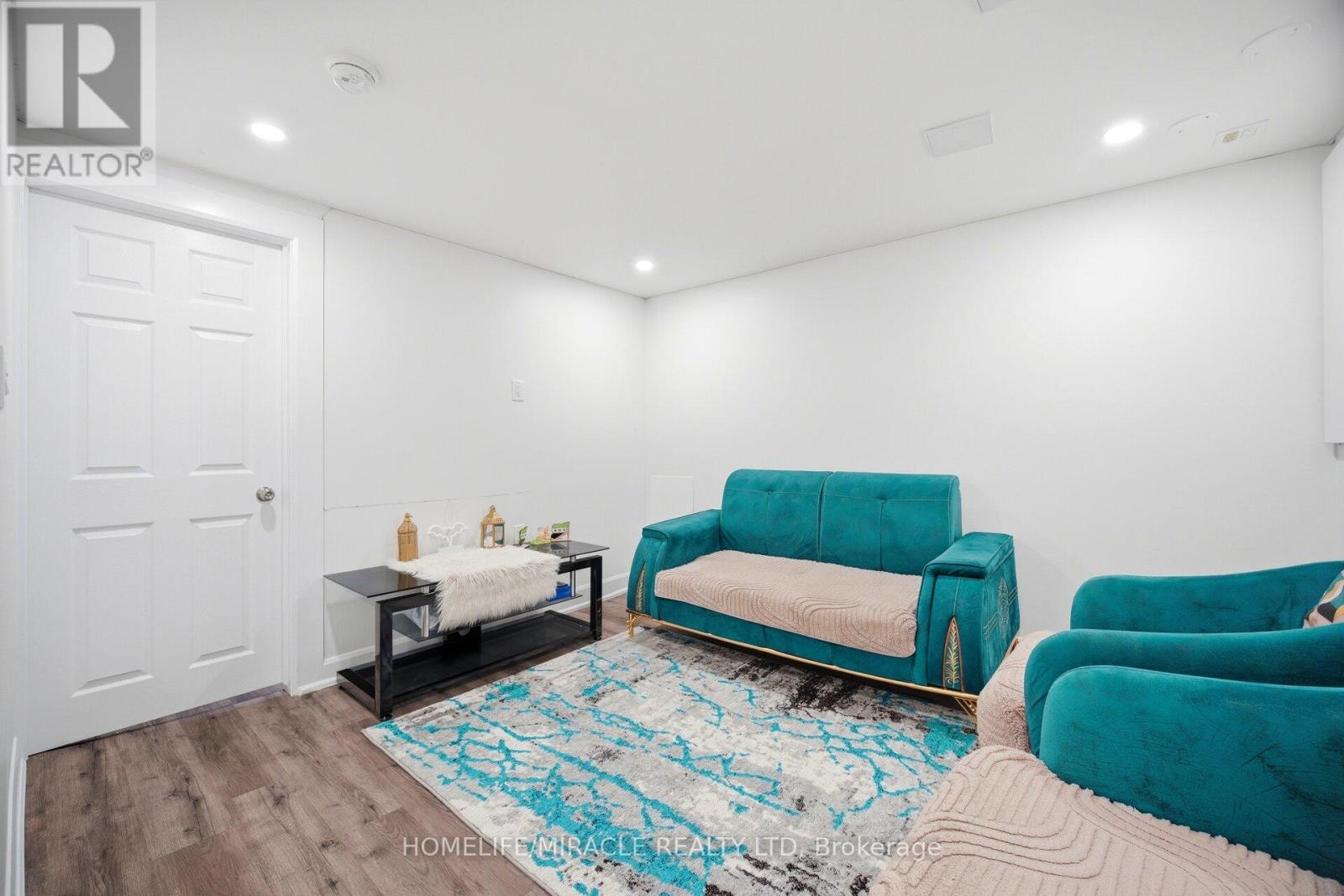 18 GLENGROVE AVENUE - 34