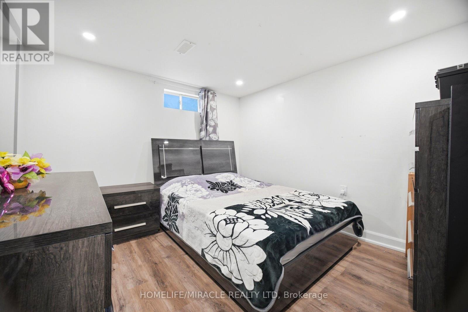 18 GLENGROVE AVENUE - 35